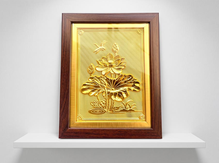Tranh Để Bàn Hoa Sen Bằng Đồng Dát Vàng Khổ Dọc 20cm x 25cm