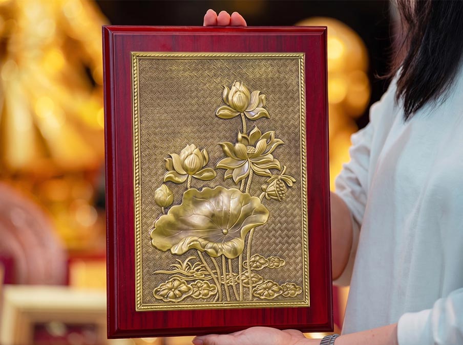 Tranh hoa sen bằng đồng khổ dọc 23cm x 32cm