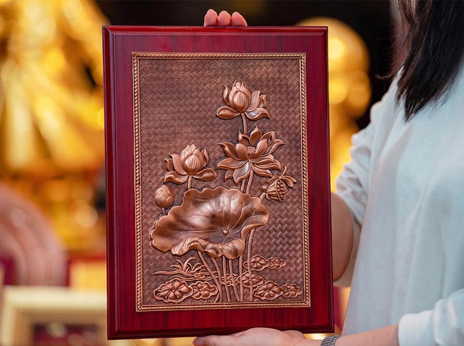 Tranh hoa sen bằng đồng khổ dọc 23cm x 32cm