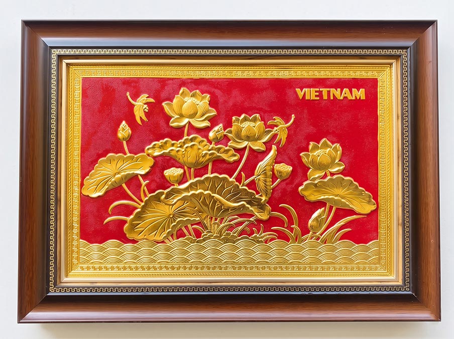 Tranh Hoa Sen Việt Nam bằng đồng dát vàng khổ ngang 40cm x 55cm