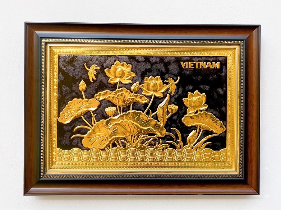Tranh Hoa Sen Việt Nam bằng đồng dát vàng khổ ngang 40cm x 55cm