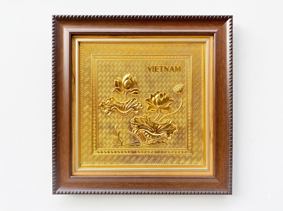 Tranh Hoa Sen Việt Nam bằng đồng dát vàng khổ vuông 30cm