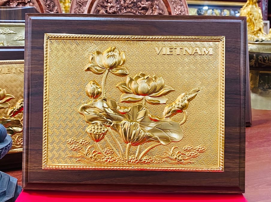 Quà tặng để bàn tranh hoa sen Việt Nam bằng đồng khổ 20cm x 25cm