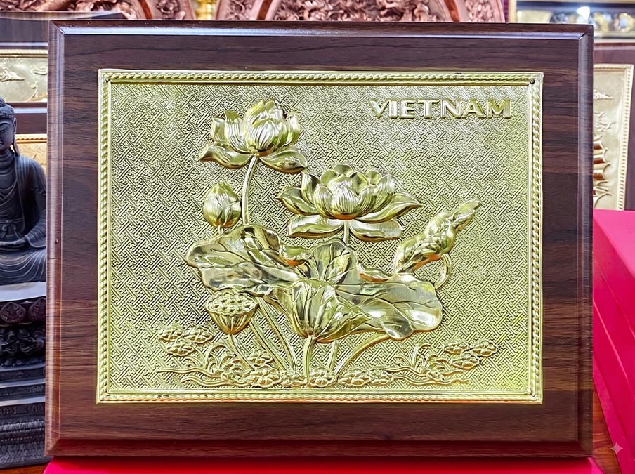 Quà tặng để bàn tranh hoa sen Việt Nam bằng đồng khổ 20cm x 25cm