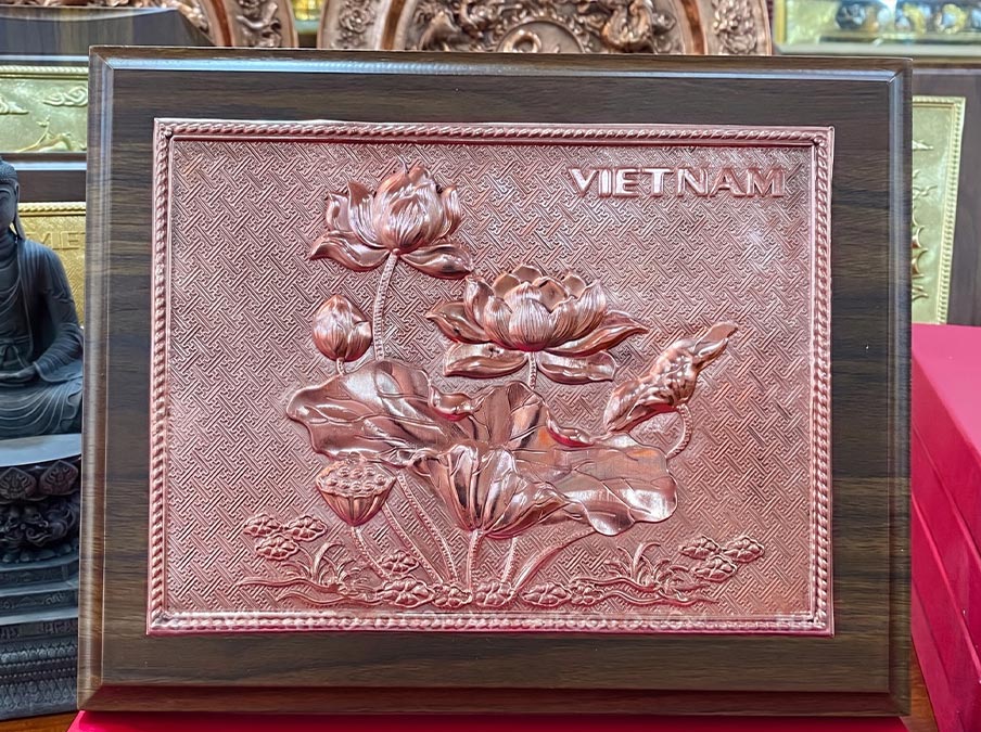 Quà tặng để bàn tranh hoa sen Việt Nam bằng đồng khổ 20cm x 25cm đồng đỏ
