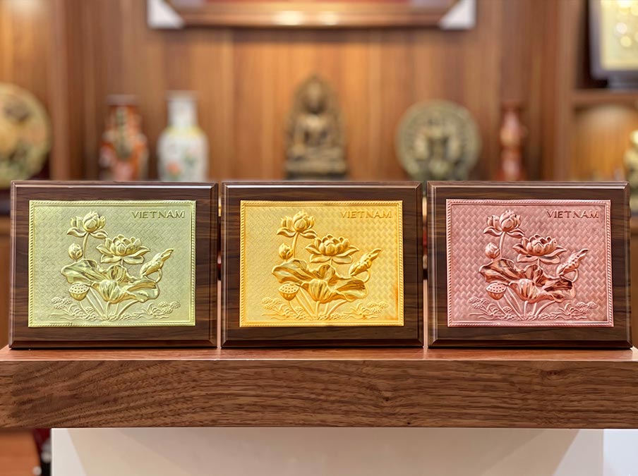 Quà tặng để bàn tranh hoa sen Việt Nam bằng đồng khổ 20cm x 25cm