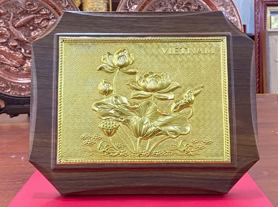 Tranh hoa sen Việt Nam để bàn bằng đồng khổ ngang khung cách điệu kt 20x25cm