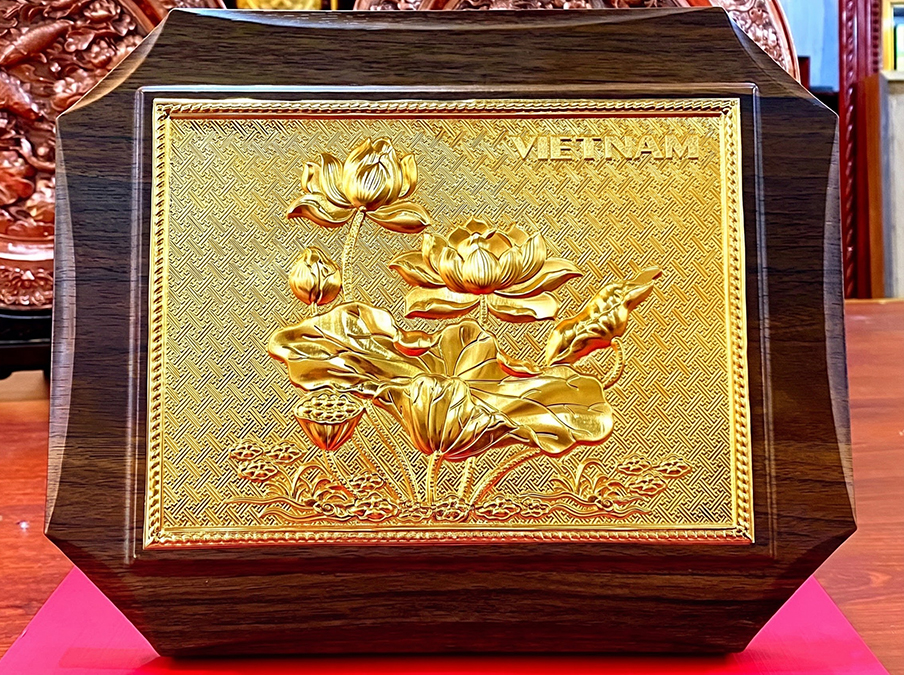 Tranh hoa sen Việt Nam để bàn bằng đồng khổ ngang khung cách điệu kt 20x25cm