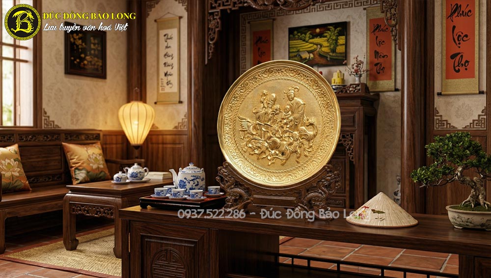 Tranh Đĩa Mừng Thọ Cụ Ông Cụ Bà Bằng Đồng Dát Vàng Đk 25cm được thiết kế dạng để bàn nhỏ gọn, phù hợp trưng bày tại nhiều không gian