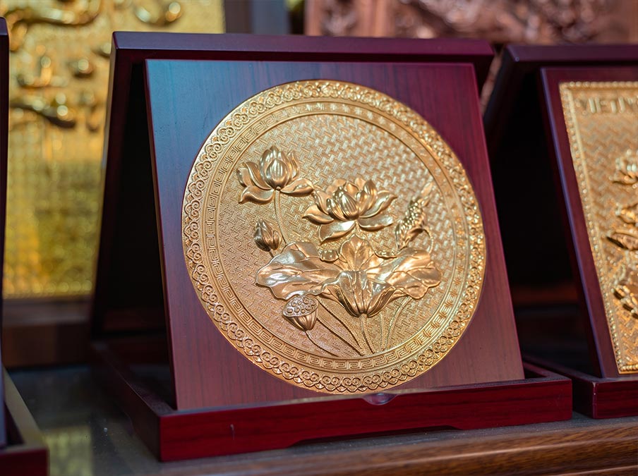 Quà Tặng Hộp Tranh Hoa Sen (mẫu tròn) Bằng Đồng Dát Vàng Khổ Vuông 23cm