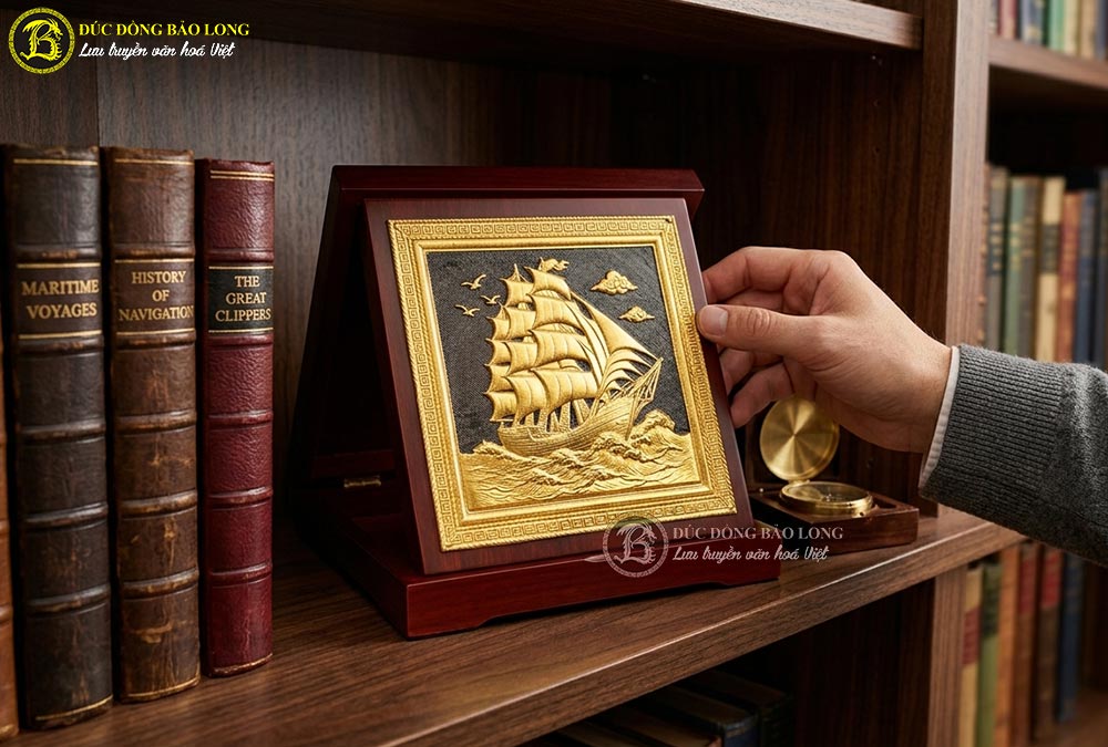 Hộp Tranh Quà Tặng Thuận Buồm Xuôi Gió Bằng Đồng Dát Vàng KT 18cm
