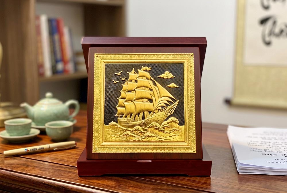 Hộp Tranh Quà Tặng Thuận Buồm Xuôi Gió Bằng Đồng Dát Vàng KT 18cm