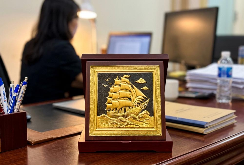 Hộp Tranh Quà Tặng Thuận Buồm Xuôi Gió Bằng Đồng Dát Vàng KT 18cm