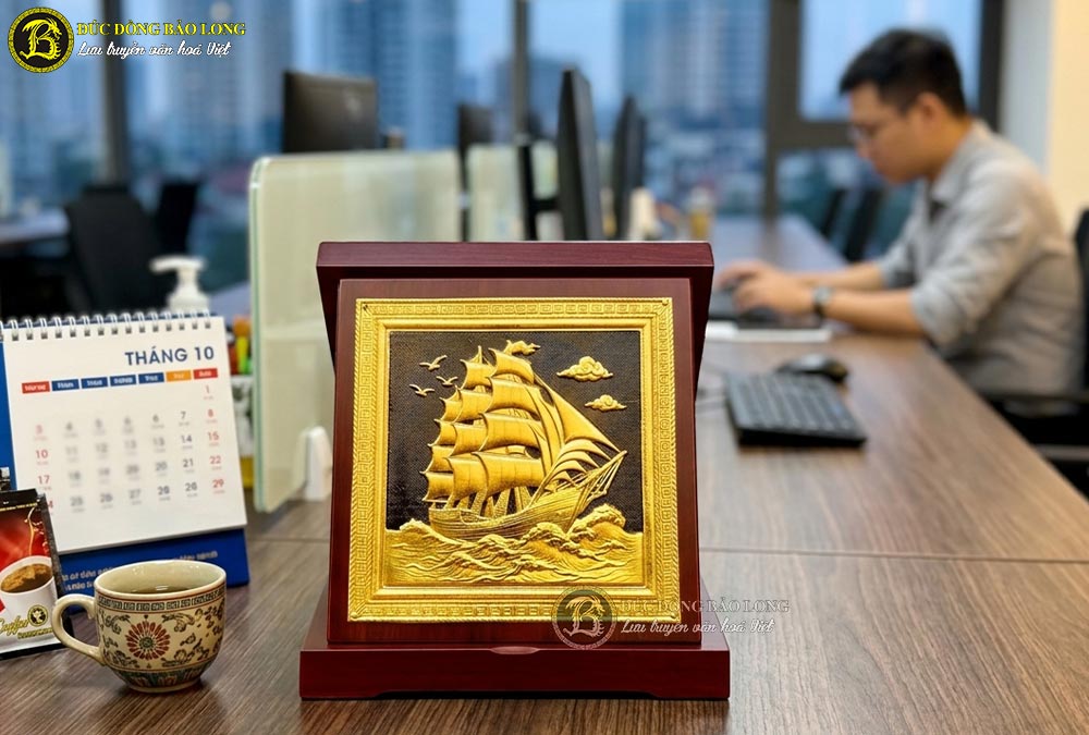 Hộp Tranh Quà Tặng Thuận Buồm Xuôi Gió Bằng Đồng Dát Vàng KT 18cm