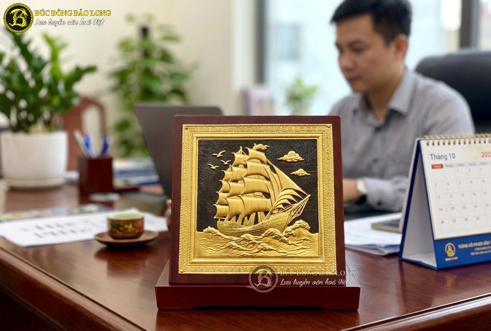Hộp Tranh Quà Tặng Thuận Buồm Xuôi Gió Bằng Đồng Dát Vàng KT 18cm