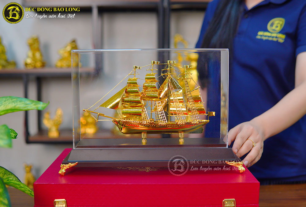 Quà Tặng Mô Hình Thuyền Buồm Mạ Vàng 24K dài 31Cm