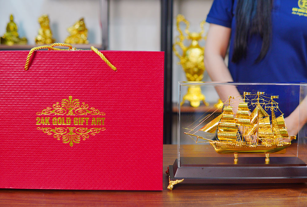 Quà Tặng Mô Hình Thuyền Buồm Mạ Vàng 24K dài 31Cm