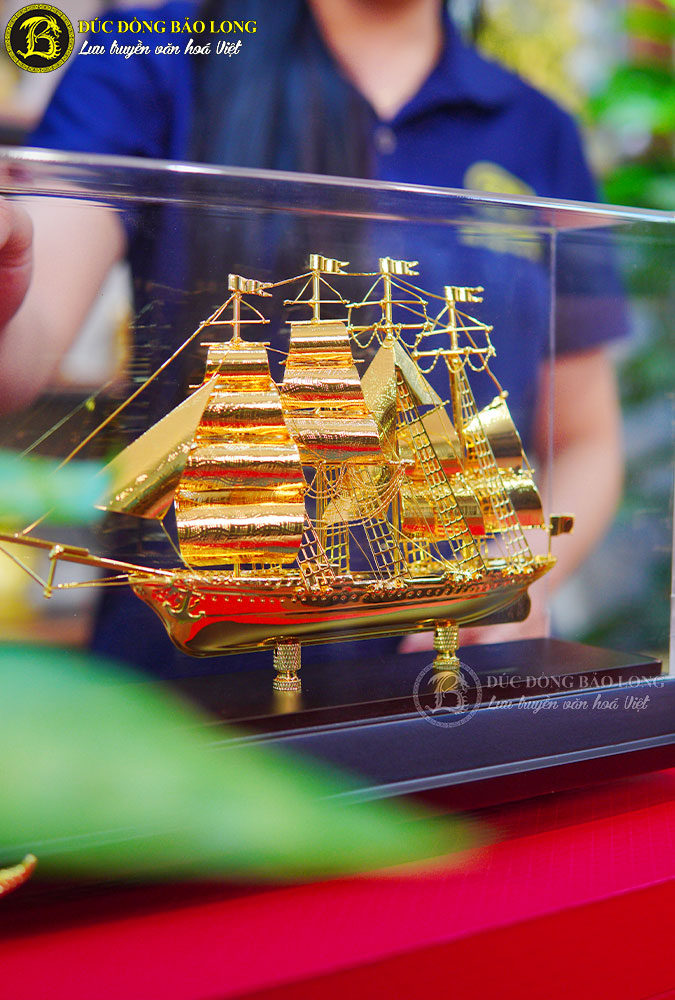 Quà Tặng Mô Hình Thuyền Buồm Mạ Vàng 24K dài 31Cm