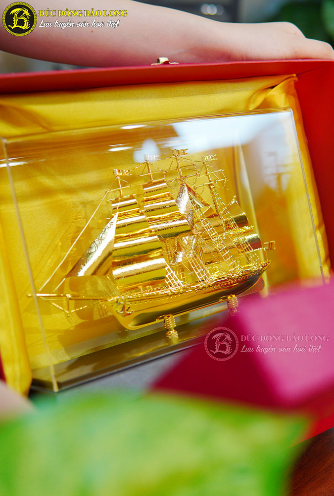 Quà Tặng Mô Hình Thuyền Buồm Mạ Vàng 24K dài 31Cm