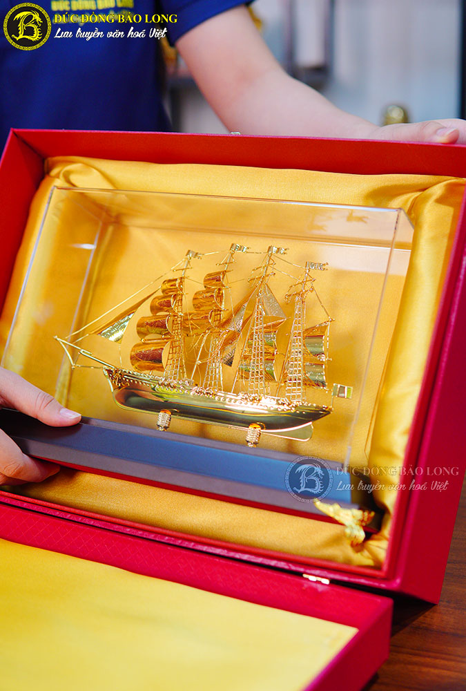 Quà Tặng Mô Hình Thuyền Buồm Mạ Vàng 24K dài 31Cm