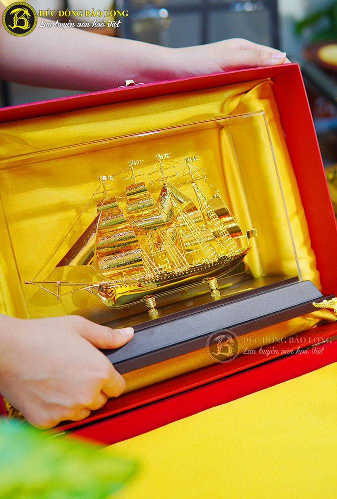 Quà Tặng Mô Hình Thuyền Buồm Mạ Vàng 24K dài 31Cm