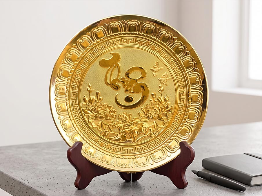 Tranh đĩa chữ Thuận bằng đồng dát vàng đk 25cm
