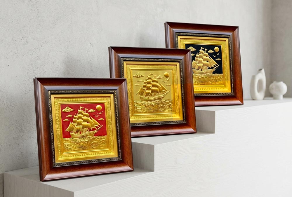 Quà Tặng Tranh Thuận Buồm Xuôi Gió Bằng Đồng Dát Vàng có 2 kích thước khổ vuông 28cm và 40cm