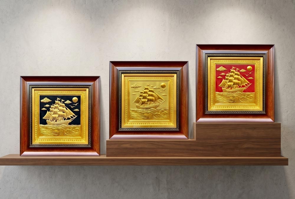 Quà Tặng Tranh Thuận Buồm Xuôi Gió Bằng Đồng Dát Vàng có 2 kích thước khổ vuông 28cm và 40cm