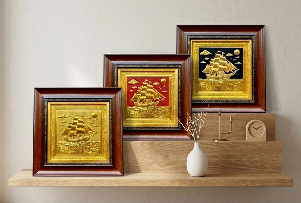 Quà Tặng Tranh Thuận Buồm Xuôi Gió Bằng Đồng Dát Vàng có 2 kích thước khổ vuông 28cm và 40cm