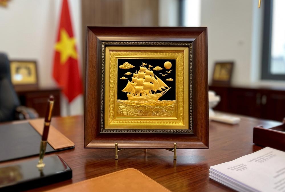 Quà Tặng Tranh Thuận Buồm Xuôi Gió Bằng Đồng Dát Vàng có 2 kích thước khổ vuông 28cm và 40cm
