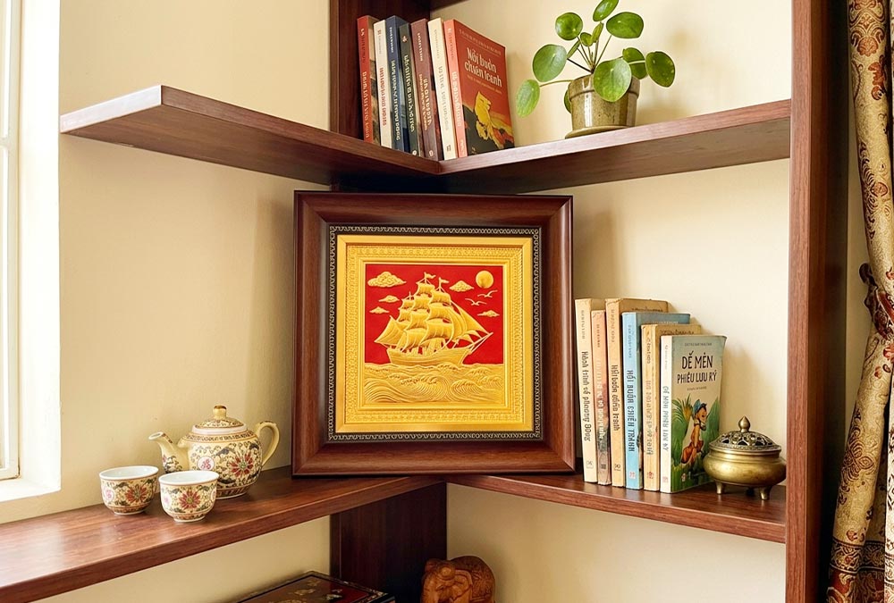 Quà Tặng Tranh Thuận Buồm Xuôi Gió Bằng Đồng Dát Vàng có 2 kích thước khổ vuông 28cm và 40cm