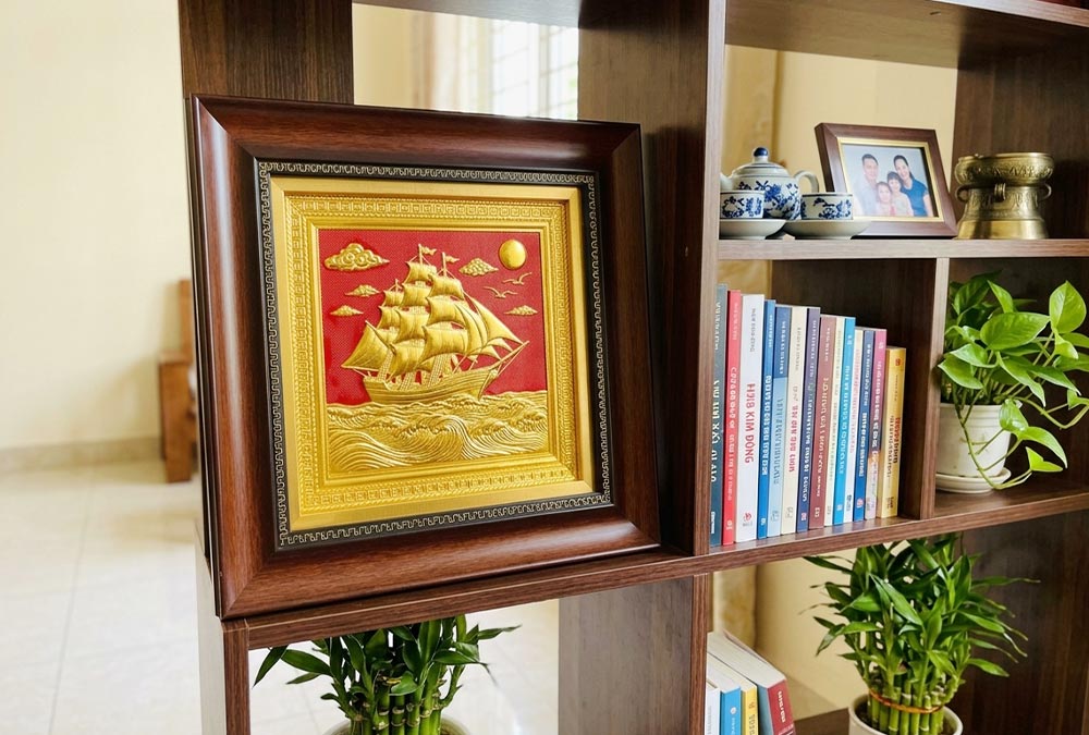 Quà Tặng Tranh Thuận Buồm Xuôi Gió Bằng Đồng Dát Vàng có 2 kích thước khổ vuông 28cm và 40cm