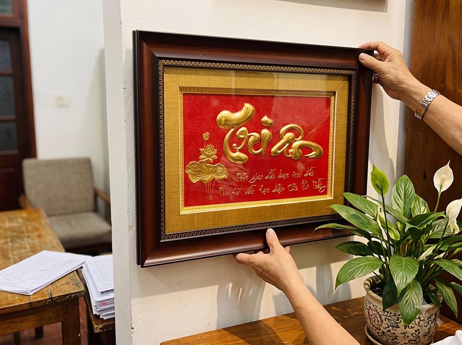 Tranh chữ Tri Ân bằng đồng dát vàng khổ 32cm x 42cm