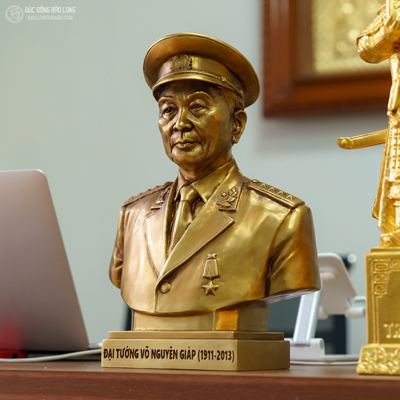 Tượng Đại Tướng Võ Nguyên Giáp Bằng Đồng Vàng Màu Trầm Cổ Cao 30Cm