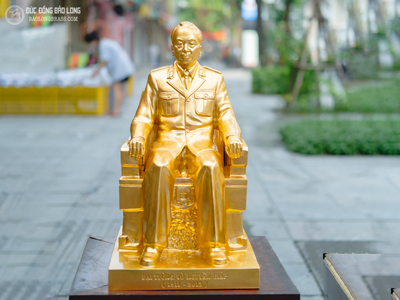 Tượng Đại Tướng Võ Nguyên Giáp Ngồi Ghế Bằng Đồng Đỏ Dát Vàng 9999 Cao 48Cm