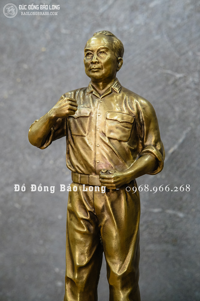 Tượng Đại tướng Võ Nguyên Giáp bằng đồng dáng đứng toàn thân cao 42cm