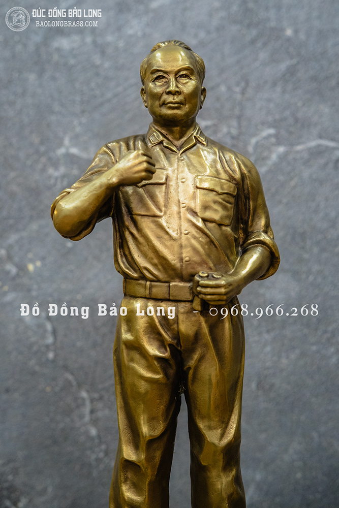 Tượng Đại tướng Võ Nguyên Giáp bằng đồng dáng đứng toàn thân cao 42cm