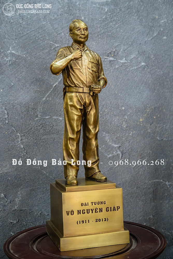 Tượng Đại tướng Võ Nguyên Giáp bằng đồng dáng đứng toàn thân cao 42cm