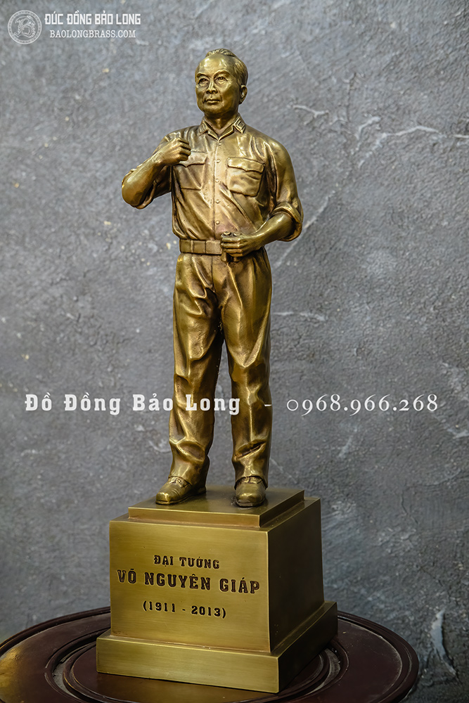Tượng Đại tướng Võ Nguyên Giáp bằng đồng dáng đứng toàn thân cao 42cm