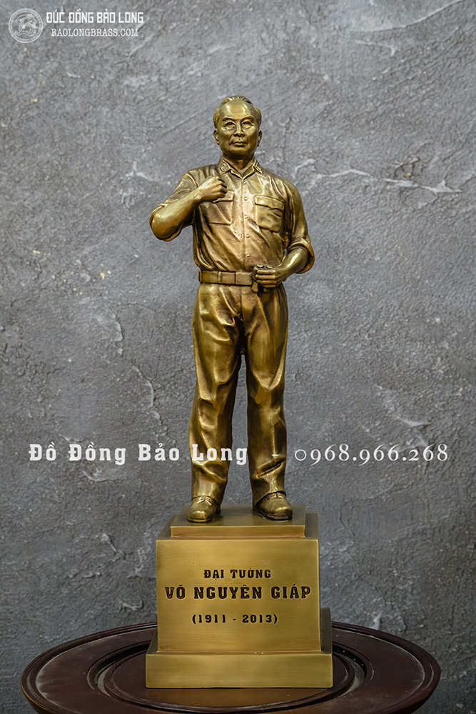 Tượng Đại tướng Võ Nguyên Giáp bằng đồng dáng đứng toàn thân cao 42cm