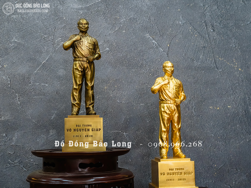 Tượng Đại Tướng Võ Nguyên Giáp bằng đồng dát vàng 9999 cao 42cm dáng đứng toàn thân 2 Tượng Đại Tướng Võ Nguyên Giáp bằng đồng dáng toàn thân dát vàng 9999 cao 42cm