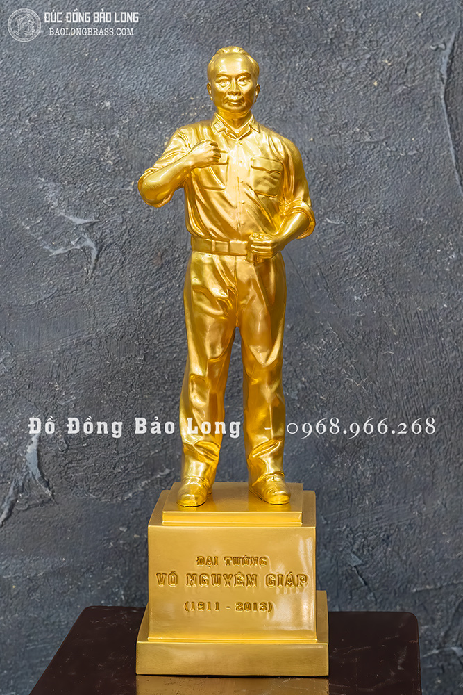 Tượng Đại Tướng Võ Nguyên Giáp bằng đồng dát vàng 9999 cao 42cm dáng đứng toàn thân 3 Tượng Đại Tướng Võ Nguyên Giáp bằng đồng dáng toàn thân dát vàng 9999 cao 42cm