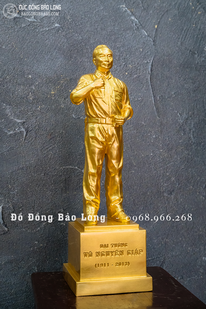 Tượng Đại Tướng Võ Nguyên Giáp bằng đồng dát vàng 9999 cao 42cm dáng đứng toàn thân 4 Tượng Đại Tướng Võ Nguyên Giáp bằng đồng dáng toàn thân dát vàng 9999 cao 42cm