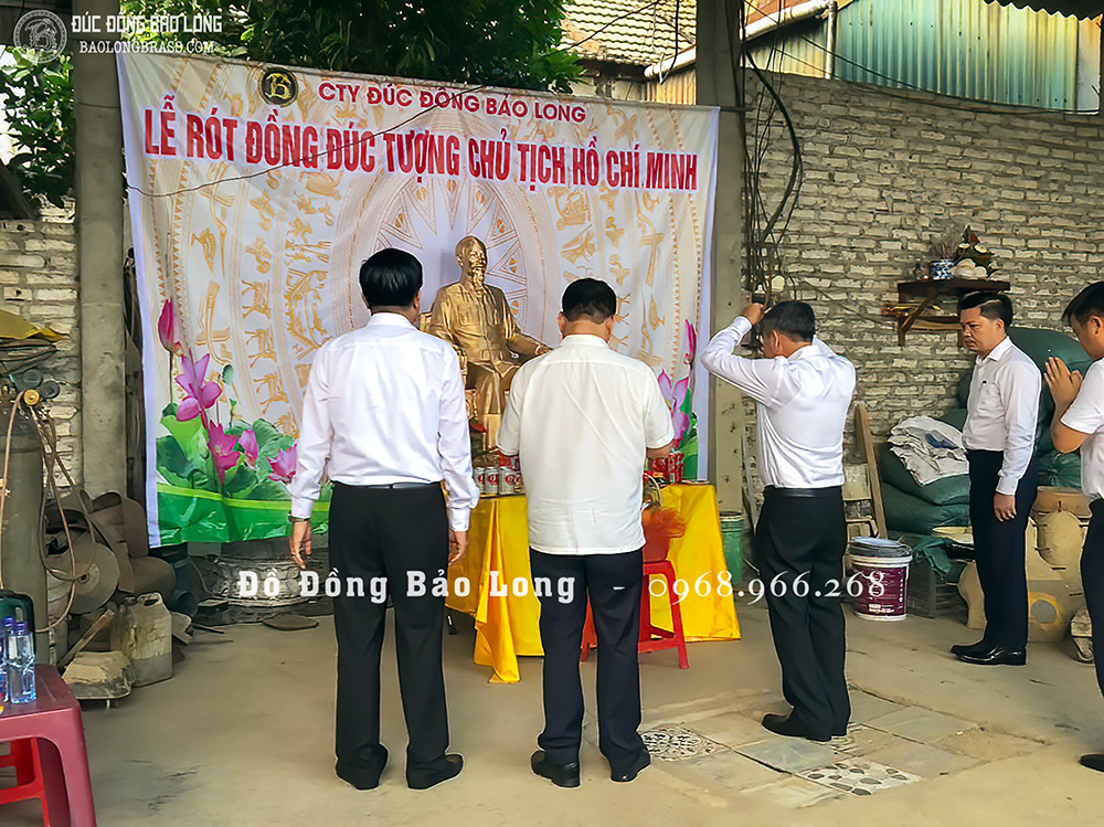 Tượng Chủ tịch Hồ Chí Minh ngồi ghế bằng đồng đỏ cao 1m27