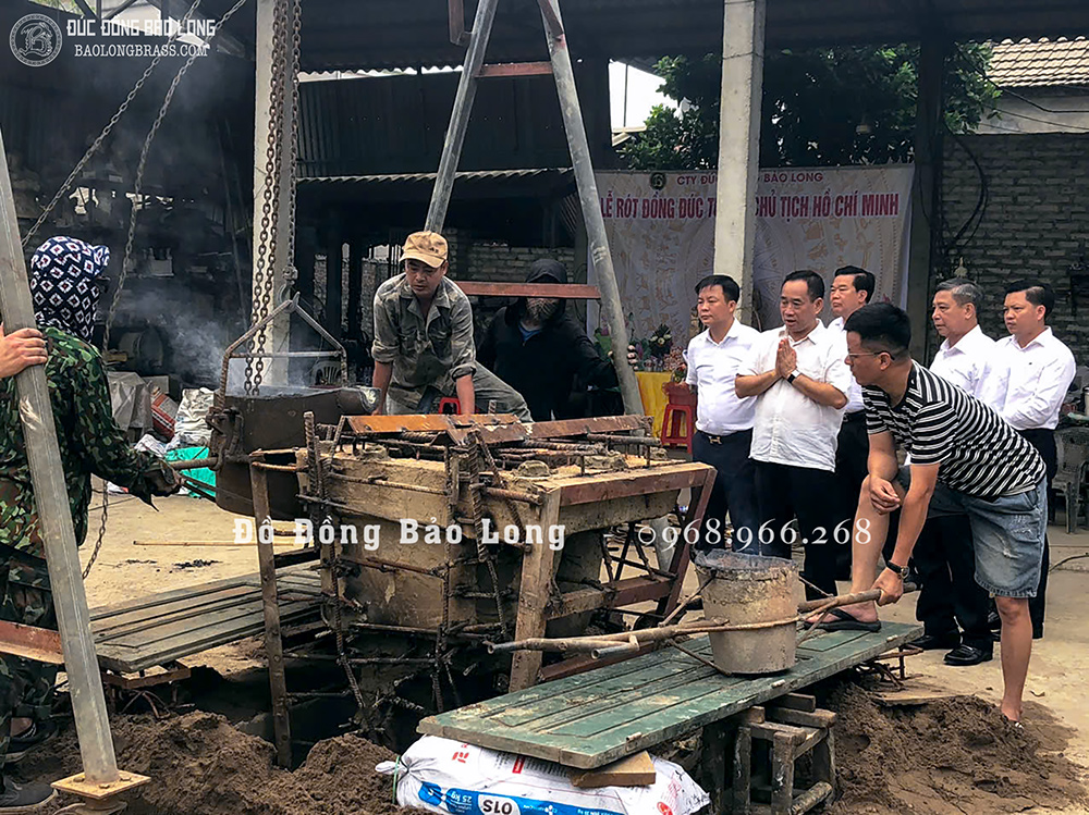 Tượng Chủ tịch Hồ Chí Minh ngồi ghế bằng đồng đỏ cao 1m27