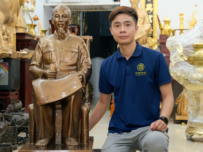 Tượng Bác Hồ Ngồi Ghế Mây Đọc Báo Bằng Đồng Đỏ Cao 97Cm