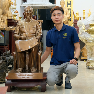 Tượng Bác Hồ ngồi ghế mây bằng đồng đỏ cao 97cm