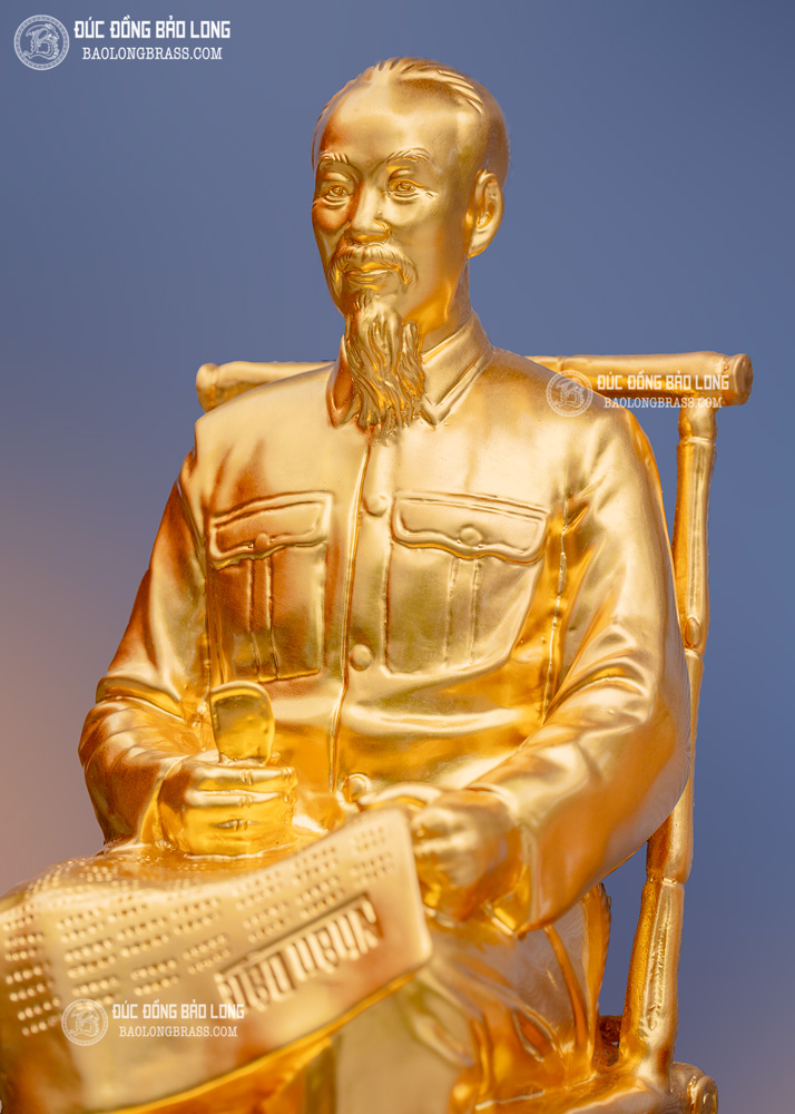 tượng bác hồ ngồi ghế mây độc báo bằng đồng dát vàng cao 35cm