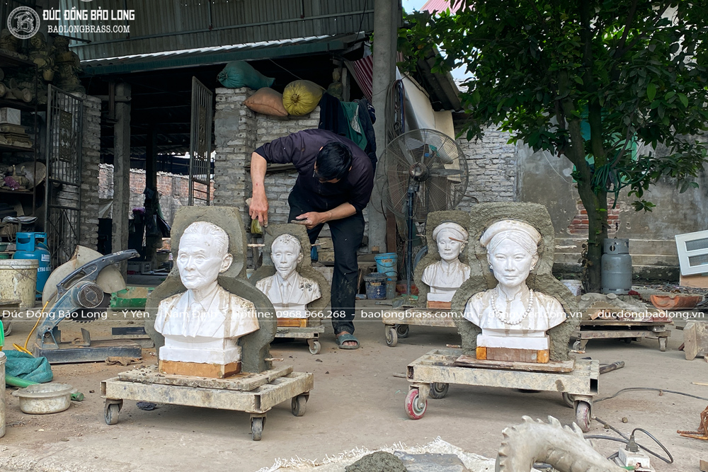 Hoàn thiện đúc tượng chân dung 4 cụ ông cụ bà bằng đồng đỏ cao 42cm 4 Sau khi hoàn thiện tạo mẫu đất, tượng sẽ được chuyển sang dạng thạch cao để phục vụ dấp khuôn đổ đồng