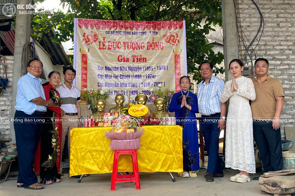 Hoàn thiện đúc tượng chân dung 4 cụ ông cụ bà bằng đồng đỏ cao 42cm 5 Quý khách hàng về trực tiếp dưới xưởng để làm lễ đổ đồng